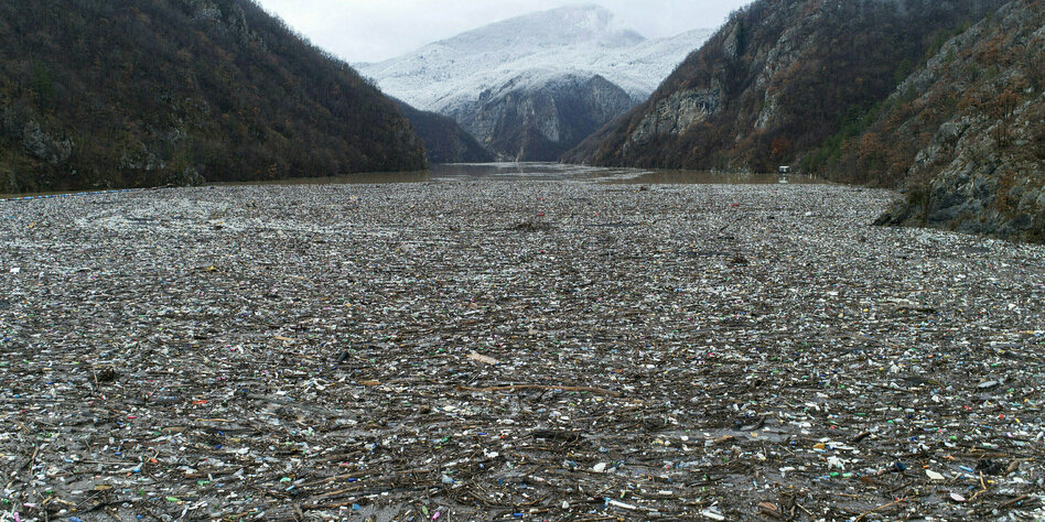 Verschmutzter-Fluss-Drina-M-llberge-im-Wasser