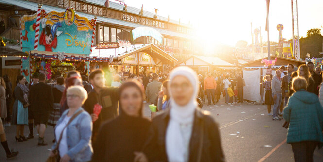 Menschen auf einem Festplatz