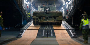 Ein Leopard-2-Panzer auf der Ladeklappe eines Flugzeugs