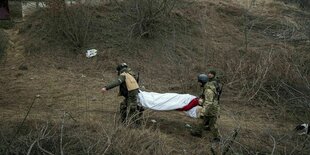 Soldaten tragen einen verwundeten Soldaten auf einer Trage