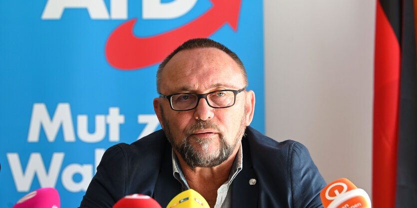 Frank Magnitz vor AfD-Plakat