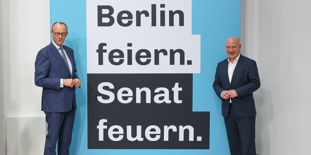 Friedrich Merz (l, CDU), Bundesvorsitzender, und Kai Wegner (CDU), Spitzenkandidat für die Abgeordnetenhauswahl, stehen im Konrad-Adenauer-Haus und präsentieren die Plakatkampagne zur Wahl mit dem Motto: "Berlin feiern. Senat feuern." In drei Wochen steht die Wiederholung der Abgeordnetenhauswahl an. Die Parteien stehen diesmal unter besonderem ...