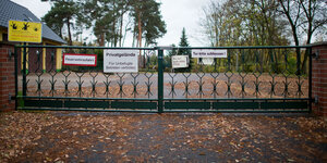 Das geschlossene Tor des Kinder- und Jugendheims "Haus Babenberg" der Haasenburg GmbH im November 2013