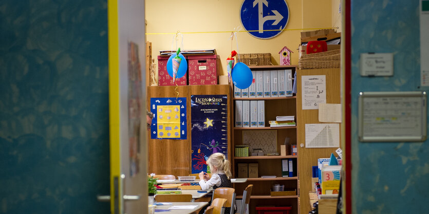 Ein Klassenzimmer mit einer Schülerin – Blick in eine der bekannteren Gemeinschaftsschulen Berlin: Der Rütli-Campus in Neukölln