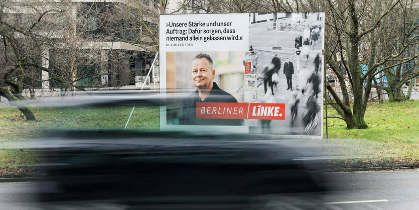 Mehrere kleine Aufsteller der Partei Die Linke mit verschiedenen Wahlkampfslogans