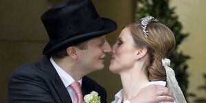 Preußen-Prinz küsst Gattin auf Hochzeit
