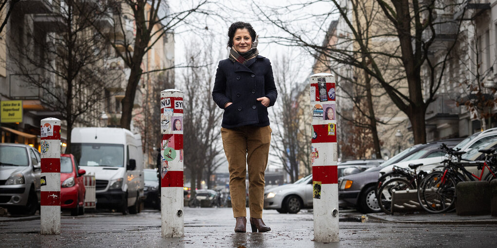 Cansel Kiziltepe steht auf der Straße im Wrangelkiez in Berlin Kreuzberg