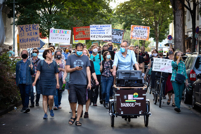 Demonstrationszug im Sommer, die Menschen haltne Schilder hoch: Kreuzberg ist kein Kaufhaus oer Florian Vorkaufsrecht jetzt nutzen