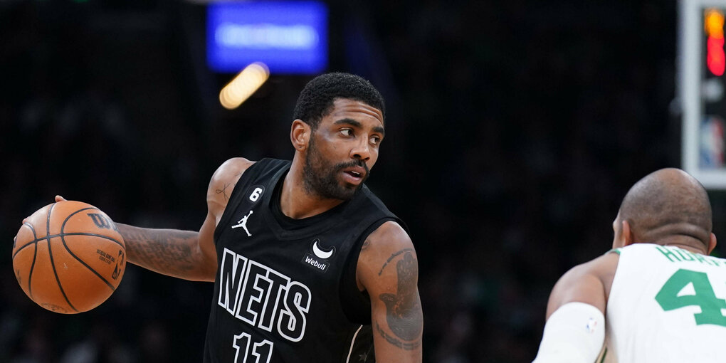 NBA-Star Kyrie Irving führt den Ball