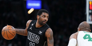 NBA-Star Kyrie Irving führt den Ball