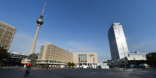 Der Alexanderplatz mit dem Alexanderhaus (l-r), dem Fernsehturm, dem Berolinahaus, dem Kaufhaus Galeria Kaufhof und dem Hotel Park Inn ist eine "Steinwüste"