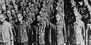 KZ-Häftlinge stehen in einer Reihe