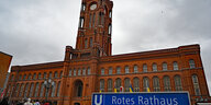 Das Foto zeigt das Rote Rathaus, die Zentrale der Berliner Landesregierung