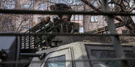 Ukrainische Soldaten laden Munition