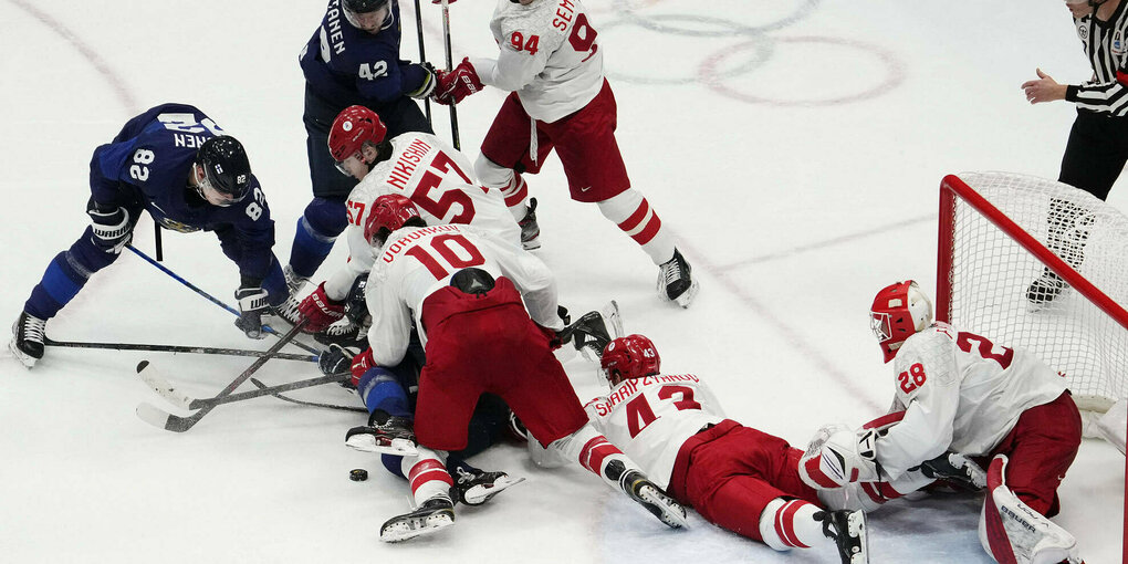 Olympiafinale im Eishockey 2022: Russische und Finnische Spieler kämpfen um den Puck