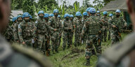 Eine Gruppe Soldaten mit blauen Helmen