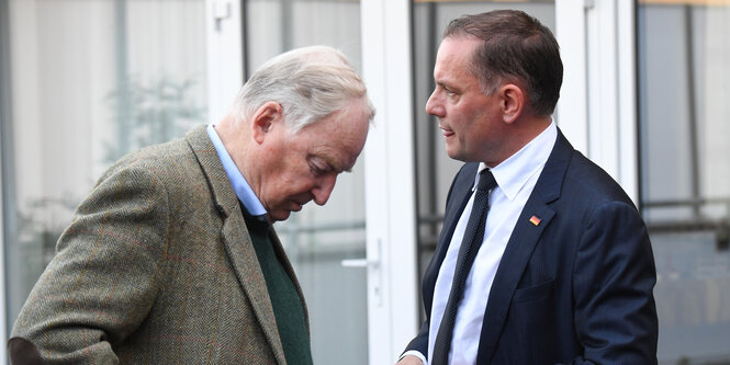 Gauland und Chrupalla stehen am Rande einer Wahlparty zusammen.