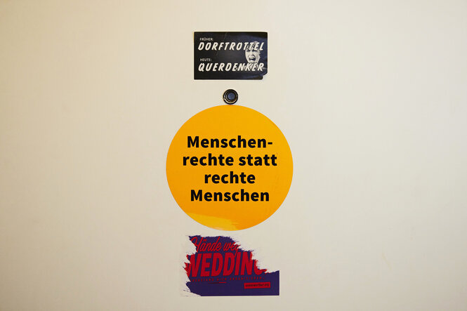 Sticker mit politischen Botschaften