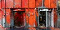 Die mit roter Farbe besprenkelte Wand eines Gebäudes