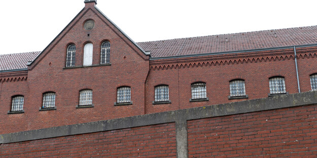 Außenmauer aus rotem Backstein der Justizvollzugsanstalt für Frauen in Vechta.