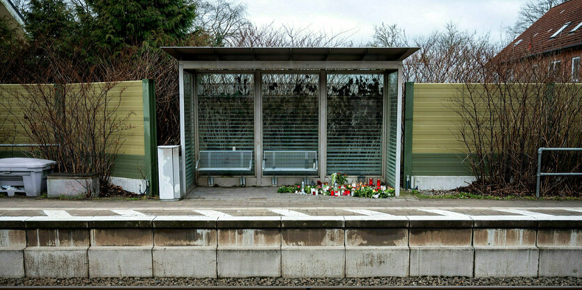 Blumen in einem Wartehäuschen auf einem Bahnsteig