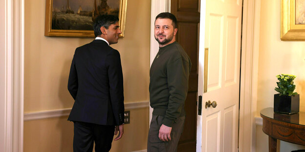 Rishi Sunak und Wolodomyr Selensky stehen vor einer geöffneten Tür in Downing Street 10