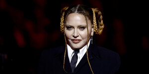 Madonna kaum zu erkennen mit Zöpfen nach ihrer Schönheits Operation