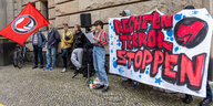 Eine antifaschistische Demo vor dem Amtsgericht Moabit, auf einem Banner steht: "Rechten Terror stoppen"