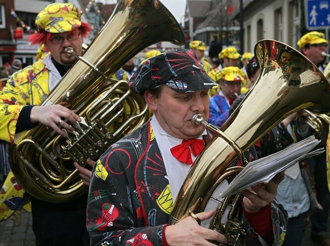 Verkleidete Männer machen Musik mit Blechblasinstrumenten