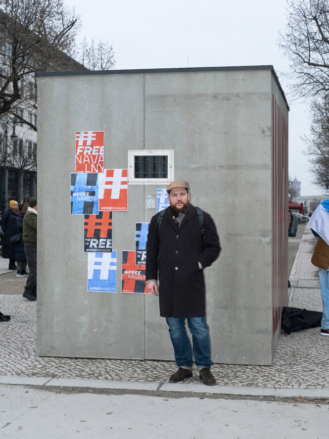 Wolkow vor der Installation, ein kleines Guckloch in einem Betonklotz