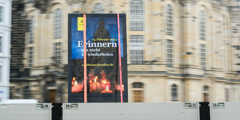 Plakat zum Aufruf zu einer Menschenkette zum Gedenken an den 13. Februar 1945