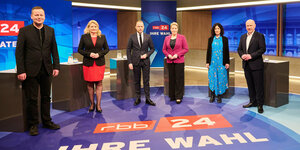 Das Bild zeigt die Spitzenkandidaten der sechs im Abgeordnetenhaus vertretenen Parteien bei der RBB-Wahlarena am Dienstag..