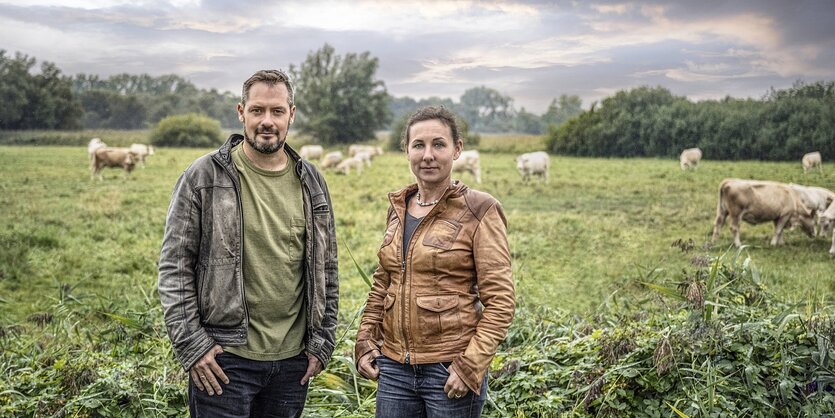 Simon Urban und Juli Zeh vor ländlicher Kulisse