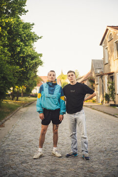 Die Hinterlandgang in T-Shirts auf der Straße