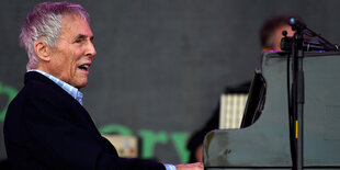 Der Musiker Burt Bacharach singend am Klavier