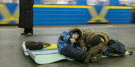 Vater und Sohn suchen Schutz in einer U-Bahn-Station in Kyjiw