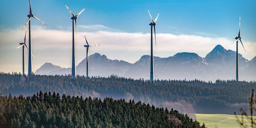 Windräder vor Alpenkette