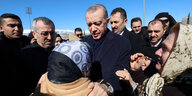 Erdogan ist in der Mitte, umzingelt von Menschen