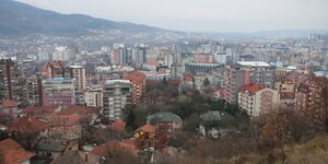 Übersicht über die Stadt Mitrovica im Kosovo