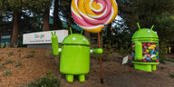 Zwei grüne Google Android Statuen