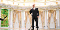 Putin in einem Saal mit Goldschmuck