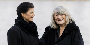 Sahra Wagenknecht und Alice Schwarzer lachen