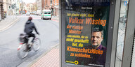 Ein Radfahrer fährt an einer Bushaltestelle vorbei an der ein gefälschtes Grünen-Plakat mit Robert Habeck zu sehen ist, auf dem steht: "Ich glaube nicht, dass Volker Wissing der einzige Minister sein möchte, der es nicht geschafft hat, die Klimaschutzlücke zu schließen."