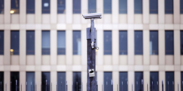 Eine Überwachungskammera vor dem BND Gebäude