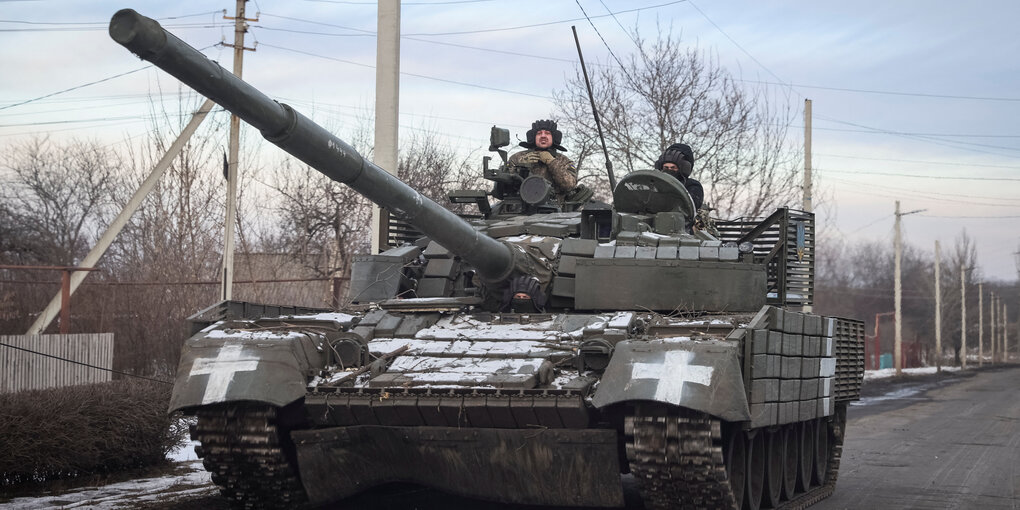 Zwei Soldaten sitzen in einem Panzer