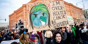 Junge Menschen protestieren vor dem Roten Rathaus für mehr Klimaschutz
