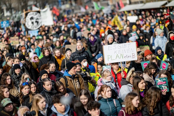 Junge Menschen stehen in einer Masse und protestieren für mehr Klimaschutz