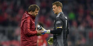 Manuel Neuer drückt Torwarttrainer Tapalovic etwas in die Hand