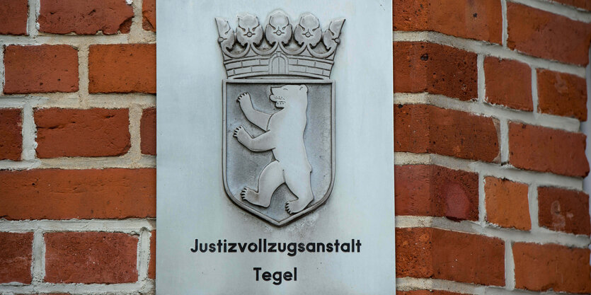 Außenmauer der Justizvollzugsanstalt in Tegel