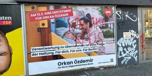 ein beschmiertes Plakat der SPD